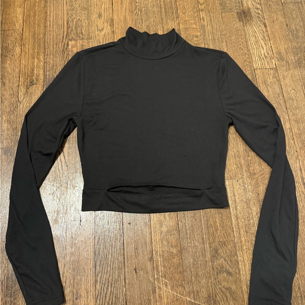 black mock neck cropped long sleeve!🖤
